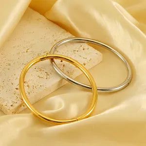 Classic oval gold bangle bracelet